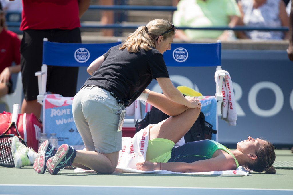 Halep sofreu com dores no joelho e acabou desistindo da final no terceiro set (foto: AFP)