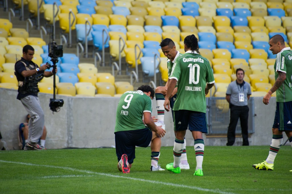 Fred "encera" as chuteiras de Cícero. Dupla marcou os gols da vitória do Flu sobre o Figueira. (Foto: Bruno Haddad/Fluminense FC)