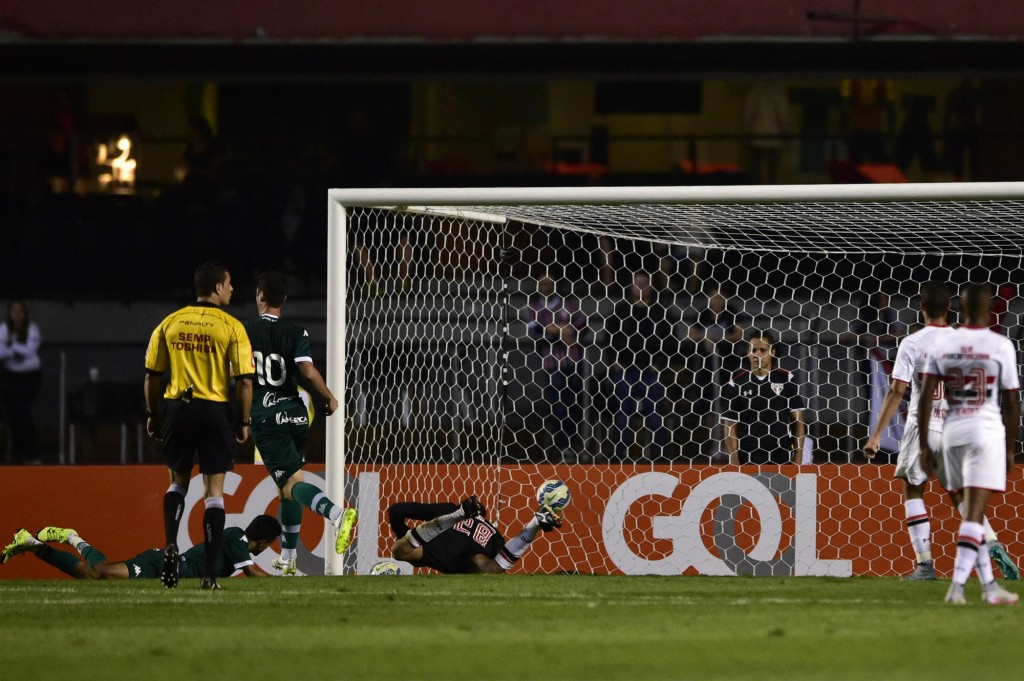 Erik marcou dois gols na vitória no estádio do Morumbi (Foto: Fernando Dantas/Gazeta Press)