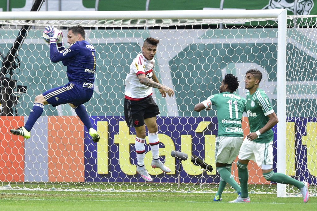 Fernando Prass e Guerrero em disputa de bola na partida deste domingo; goleiro garante que não houve contato com o atacante (Foto: Fernando Dantas/Gazeta Press)