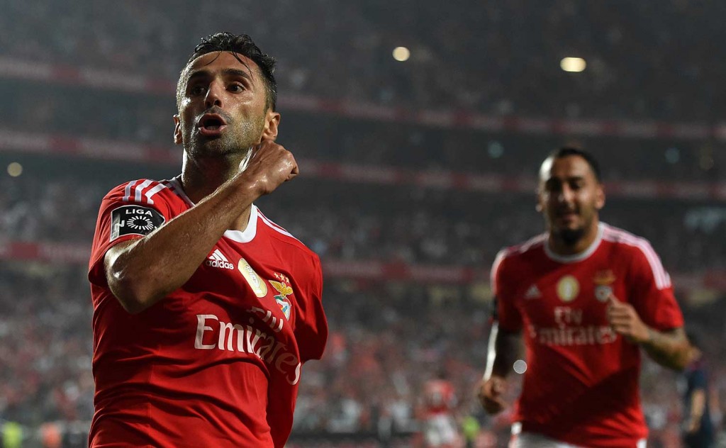 Jonas comandou goleada do Benfica anotando dois gols (Foto: Francsisco Leong/AFP)