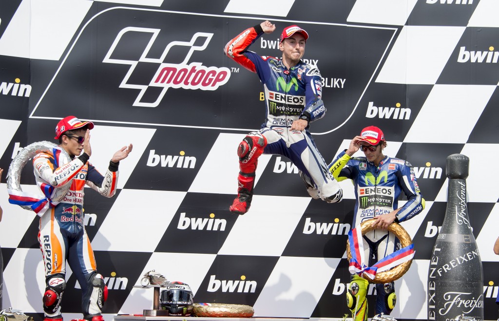 Jorge Lorenzo  venceu na República Tcheca e empatou com Rossi no mundial (Foto: AFP/ Joe Klamar)