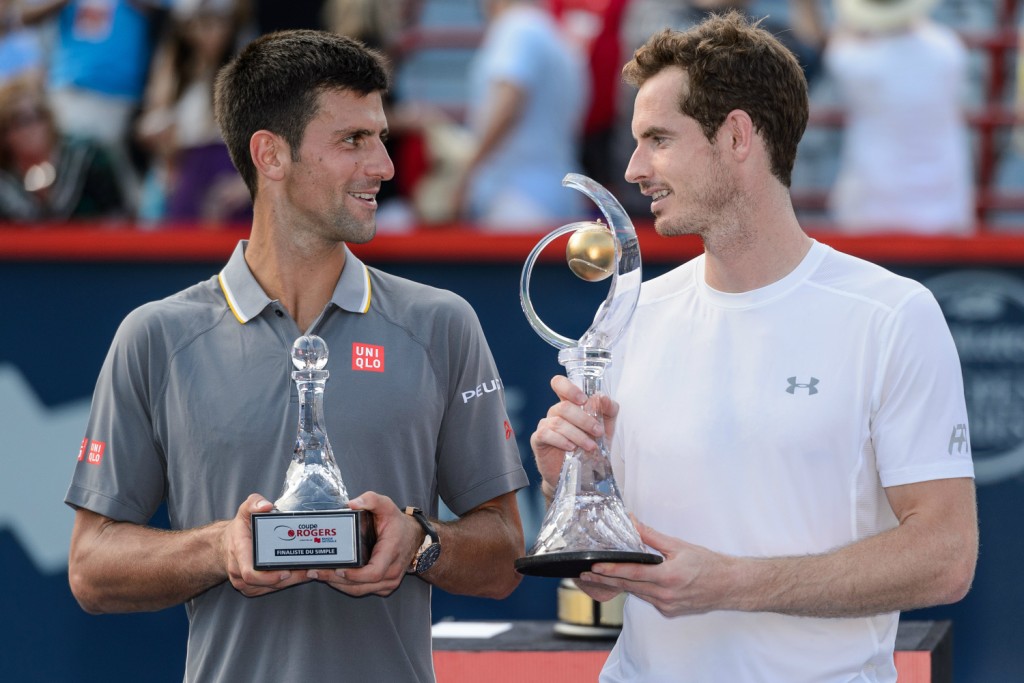 Novak Djokovic e Andy Murray erguem os troféus de vice e campeão do Masters 1000 de Montreal (Foto: Minas Panagiotakis/AFP)
