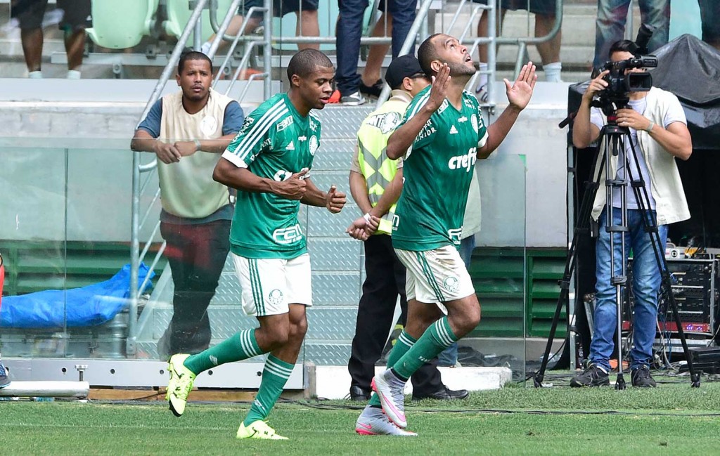 Alecsandro marcou e comemorou contra o ex-clube (Foto: Fernando Dantas/Gazeta Press)