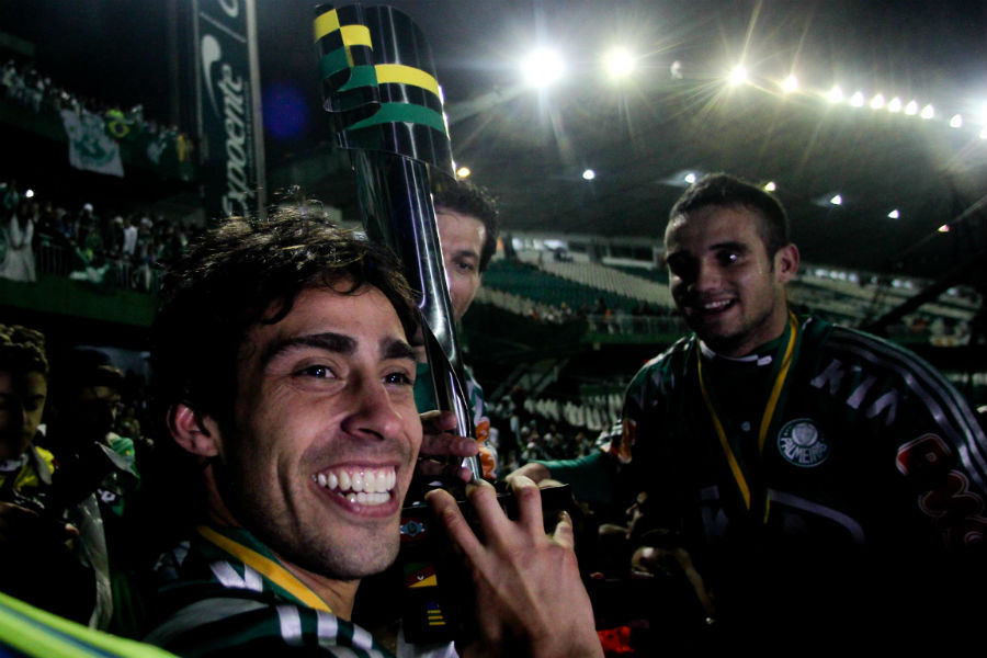 Meia foi desfalque na decisão, mas levantou a taça da Copa do Brasil em 2012 (Foto: Sergio Barzaghi/Gazeta Press)
