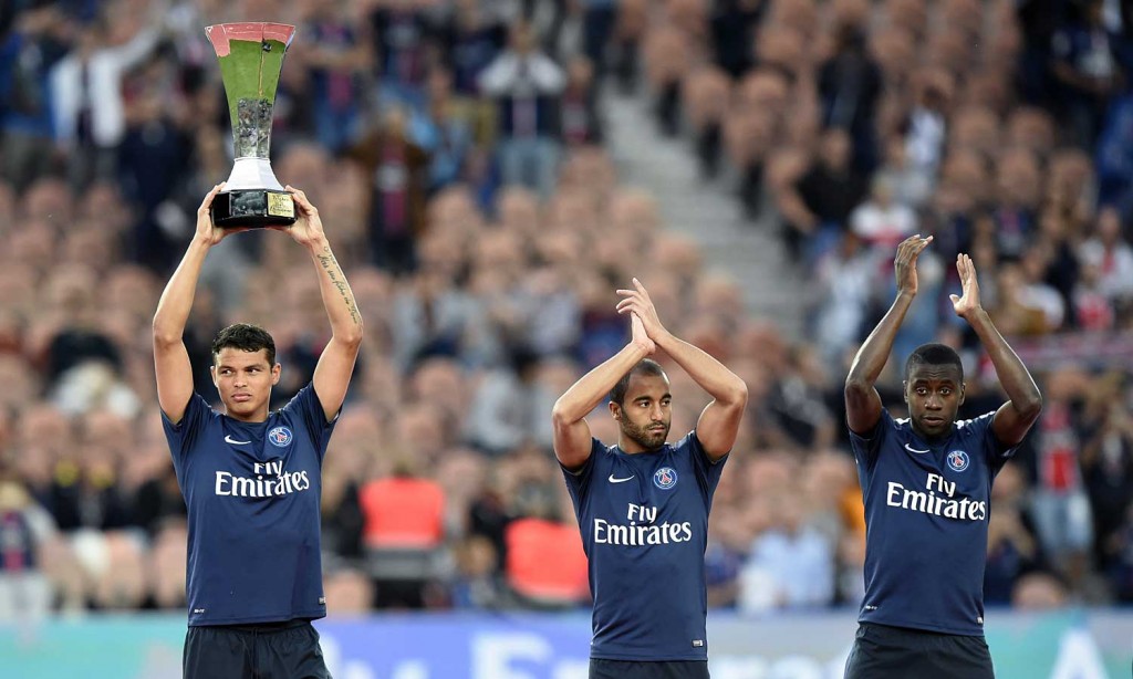Thiago Silva mostra troféu dos Campeões para a torcida parisiense, antes da partida contra o Gazélec Ajaccio, no Parc des Princes (Foto: AFP)