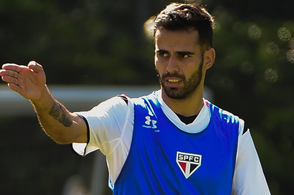 Luiz Eduardo indicou à torcida uma "cobrança passiva" após apoio nos 90 minutos (foto: Djalma Vassão/Gazeta Press)