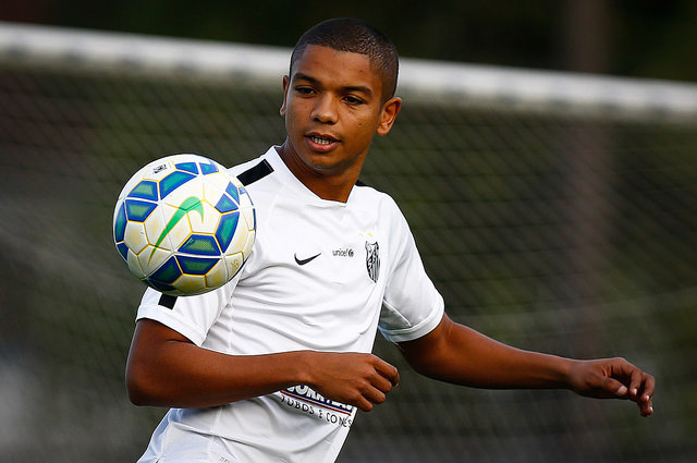O zagueiro David Braz quer foco diante do Sport para colar no G4(Foto: Ricardo Saibun/Santos FC)