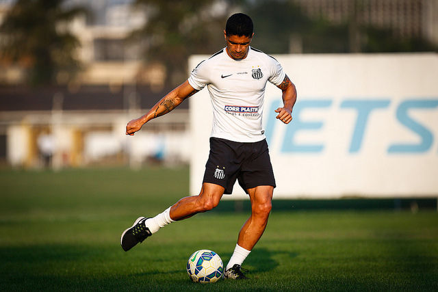 Renato superou as dores no tornozelo e foi confirmado no Santos (foto: Ricardo Saibun/Santos FC)
