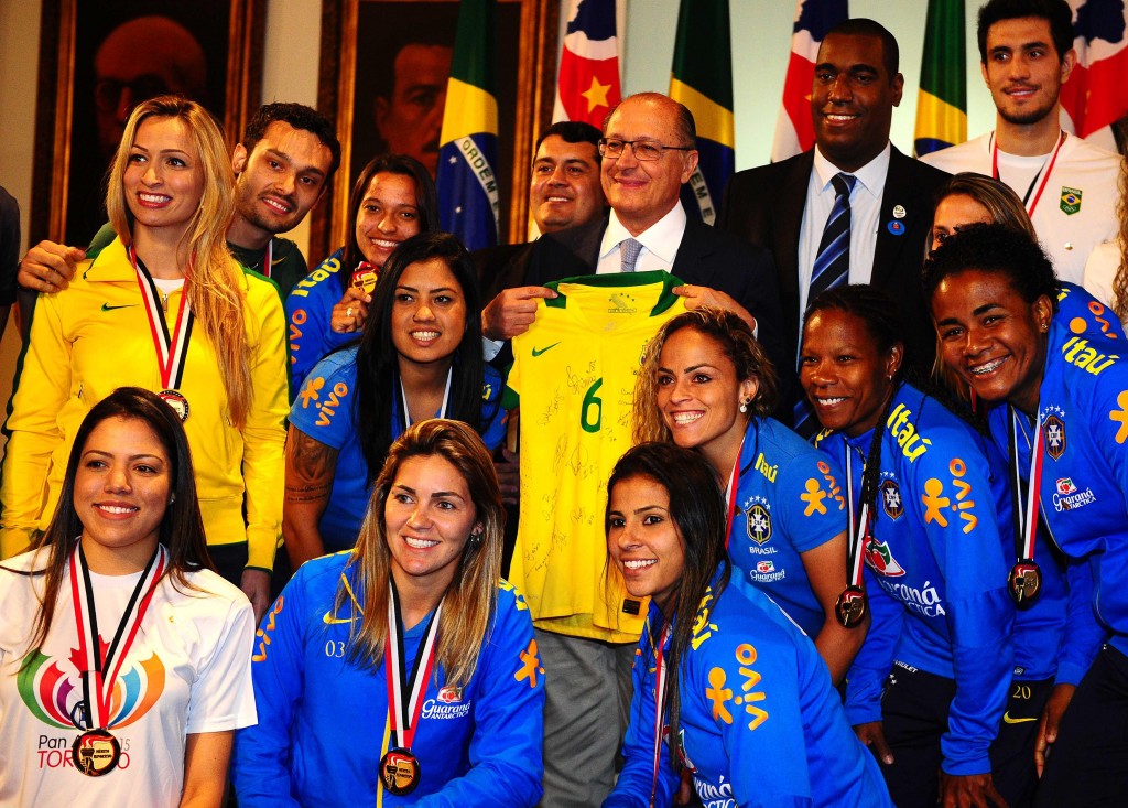 Geraldo Alckmin ganhou camisa autografada da Seleção feminina. (Foto: Sergio Barzaghi/Gazeta Press)