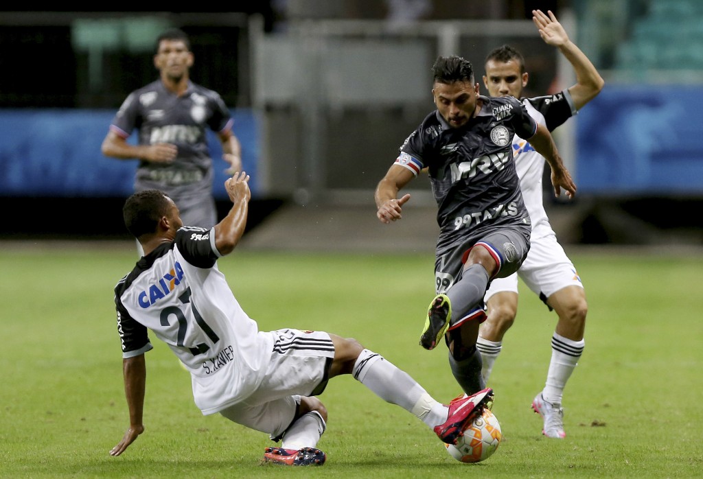 Brazil's Sport Recife team player Samuel Xavier (L) vies for the ball with Brazil's Bahia player Maxi Biancucchi during their 2015 Copa Sudamericana match at the Fonte Nova stadium in Salvador, Bahia on August 19, 2015.  AFP PHOTO/Felipe Oliveira