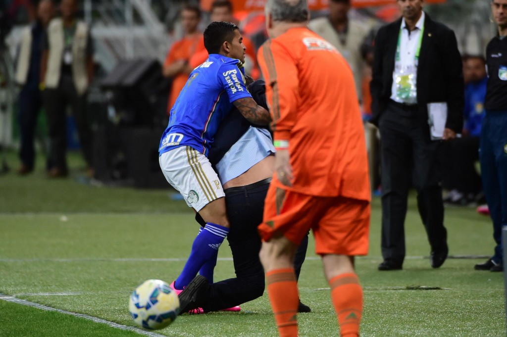 Dudu derrubou técnico Vanderlei Luxemburgo involuntariamente. (Foto: Djalma Vassão/Gazeta Press)