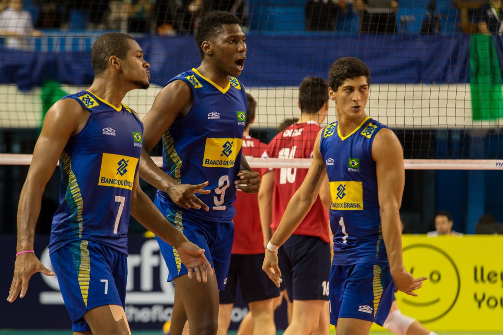 A Seleção Brasileira derrotou o Chile para alcançar as quartas de final da competição (Foto: Divulgação/FIVB)