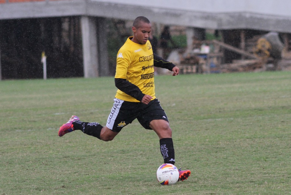 O lateral direito Jonas briga por vaga no time titular do Criciúma (Foto: Fernando Ribeiro/ Criciúma EC)