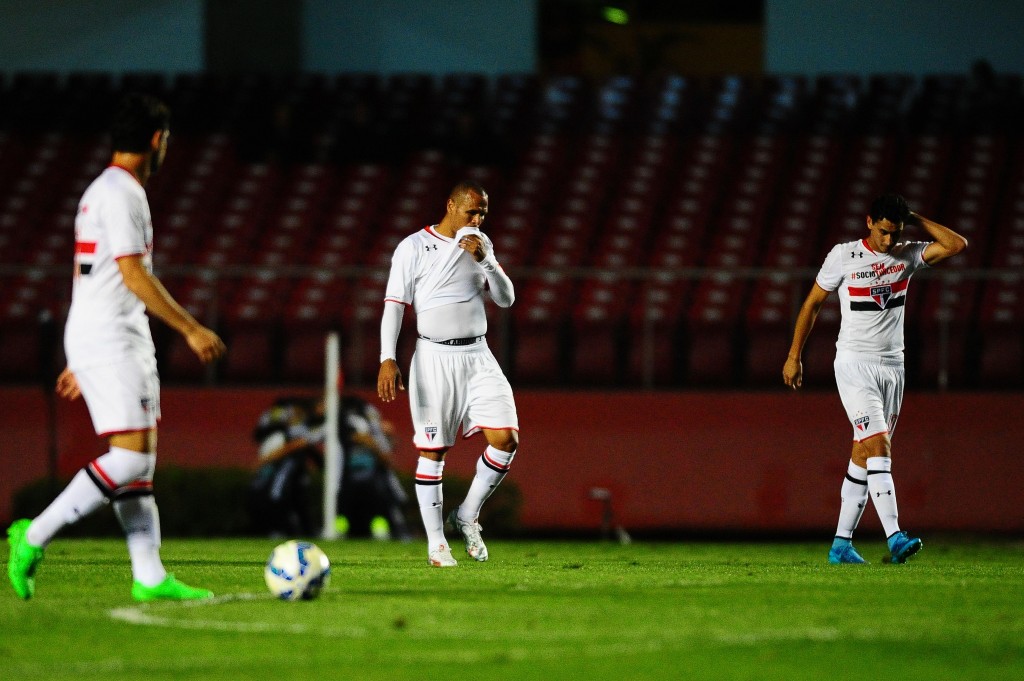 Jogadores do São Paulo pressionaram, mas não com eficiência para calar os protestos (foto: Sergio Barzaghi/Gazeta Press)