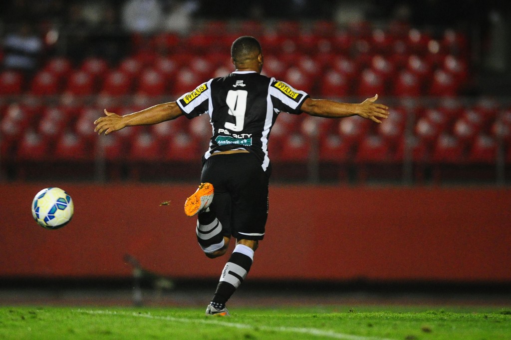 Rafael Costa marcou os dois gols que revoltaram a torcida do São Paulo (foto: Sergio Barzaghi/Gazeta Press)