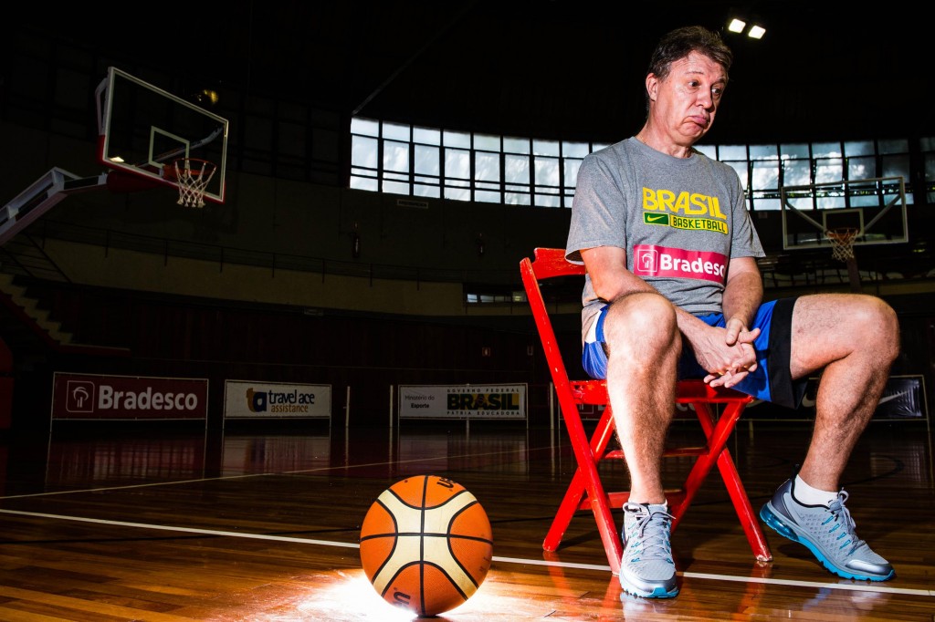 Pedidos de dispensa de Larry e Hettsheimeir não convenceram técnico Rubén Magnano. (Foto: Fernando Dantas/Gazeta Press)