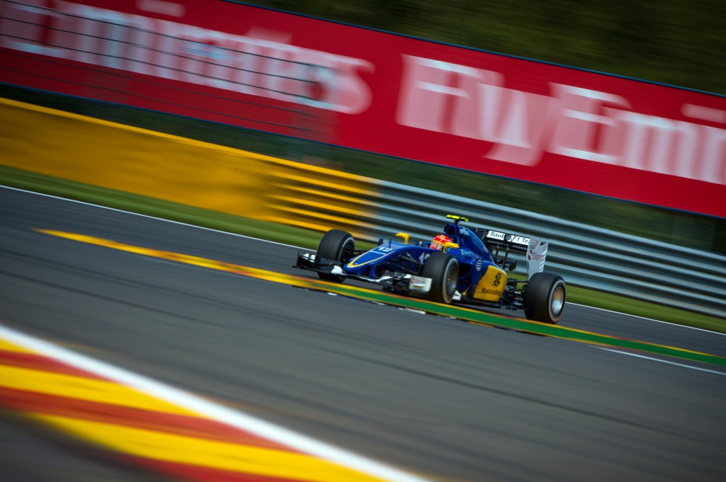 O aniversariante Felipe Nasr ficou satisfeito com o desempenho da Sauber no primeiro dia na Bélgica (foto: AFP)