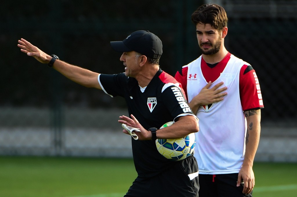 Juan Carlos Osório (E), técnico colombiano do São Paulo FC, e o jogador Alexandre Pato durante treino no CCT da Barra Funda, na Zona Oeste da capital paulista.