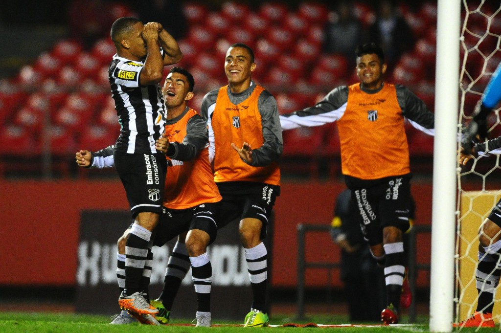 Jogadores do Ceará fizeram a festa com o inesperado resultado positivo no Morumbi (foto: Sergio Barzaghi/Gazeta Press)