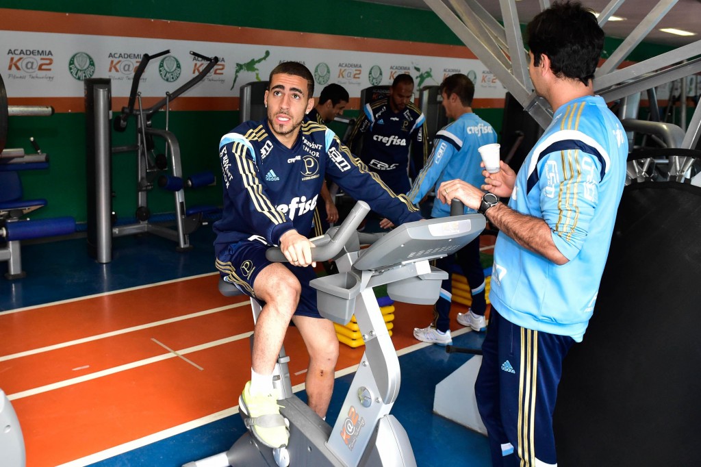 Gabriel já treina fisicamente com o elenco, mas só volta a jogar em 2016 (Foto: Fernando Dantas/Gazeta Press)