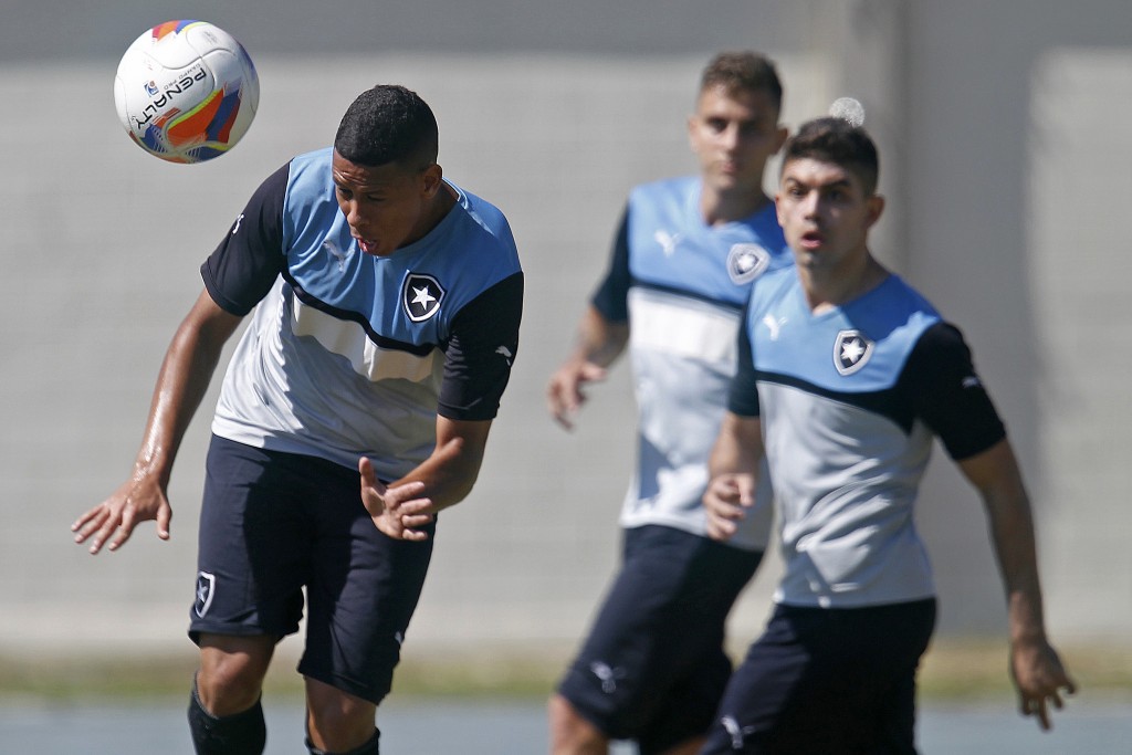 Jogadores do Botafogo se preocupam com os rivais abrindo o placar (Foto: Vitor Silva / SSPress)