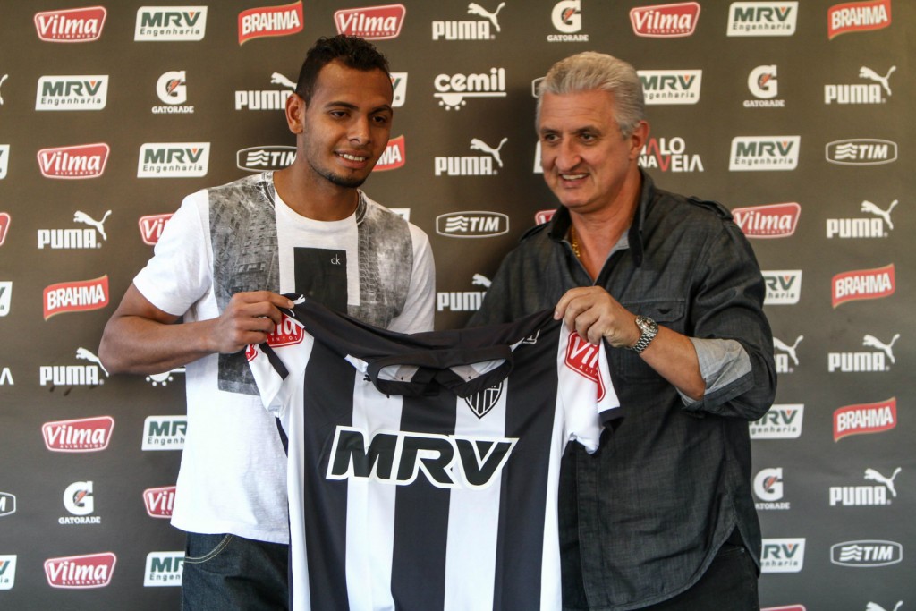 Lateral foi apresentado pelo diretor de futebol Eduardo Maluf (Foto: Bruno Cantini/CAM)
