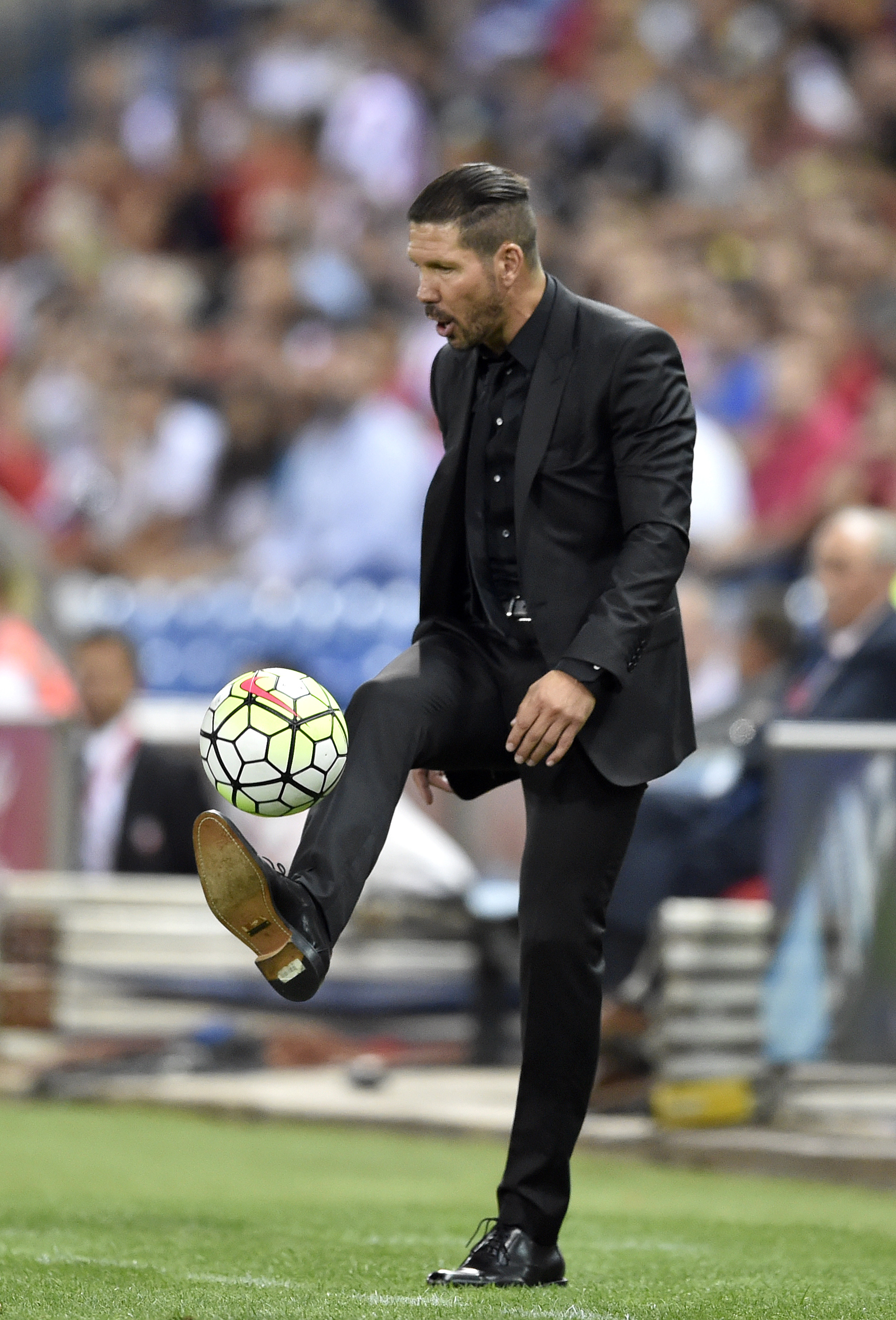 Atletico Madrid's Argentinian coach Diego Simeone controls a ball during the Spanish league football match Club Atletico de Madrid vs UD Las Palmas at the Vicente Calderon stadium in Madrid on August 22, 2015. AFP PHOTO/ GERARD JULIEN