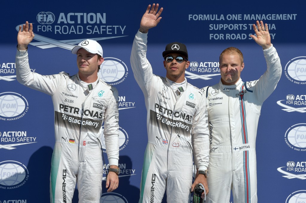 Lewis Hamilton entre Nico Rosberg e Valtteri Bottas após treino classificatório. (Foto: Andrej Isakovic)