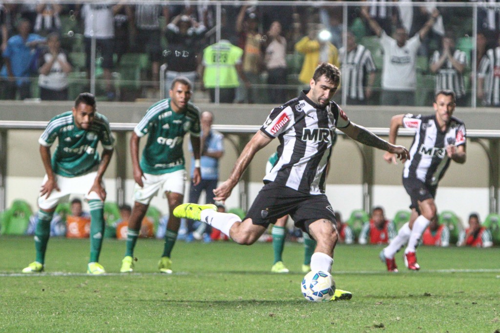 Lucas Pratto anotou os dois gols a favor do Galo na virada sobre o Palmeiras (Foto: Bruno Cantini/Atlético MG)