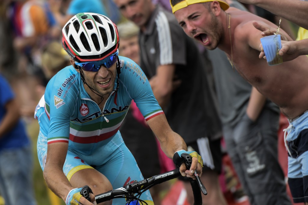 Vincenzo Nibali foi desclassificado na segunda etapa da Volta da Espanha 2015 (Foto: Lionel Bonaventure/AFP)