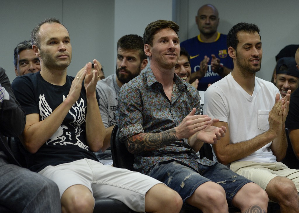 O elenco e a comissão técnica culé compareceram à coletiva para dizer adeus ao camisa 17 (foto: AFP)
