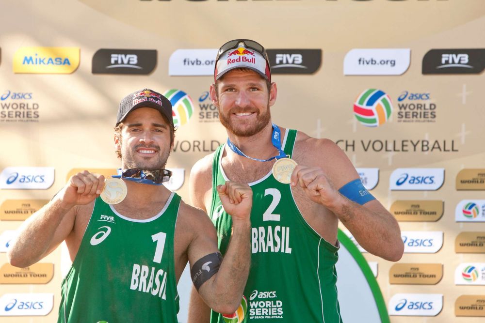 Alison e Bruno Schmidt mostram o ouro; esse foi o quarto título seguido da dupla na temporada (Foto: Divulgação/CBV)