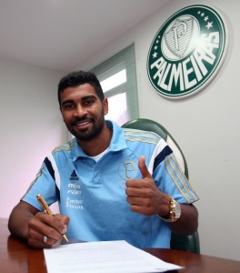 Thiago Santos conta com amparo de Vitor Hugo e Andrei para se adaptar no Palmeiras (Foto: Fábio Menotti/Ag Palmeiras)