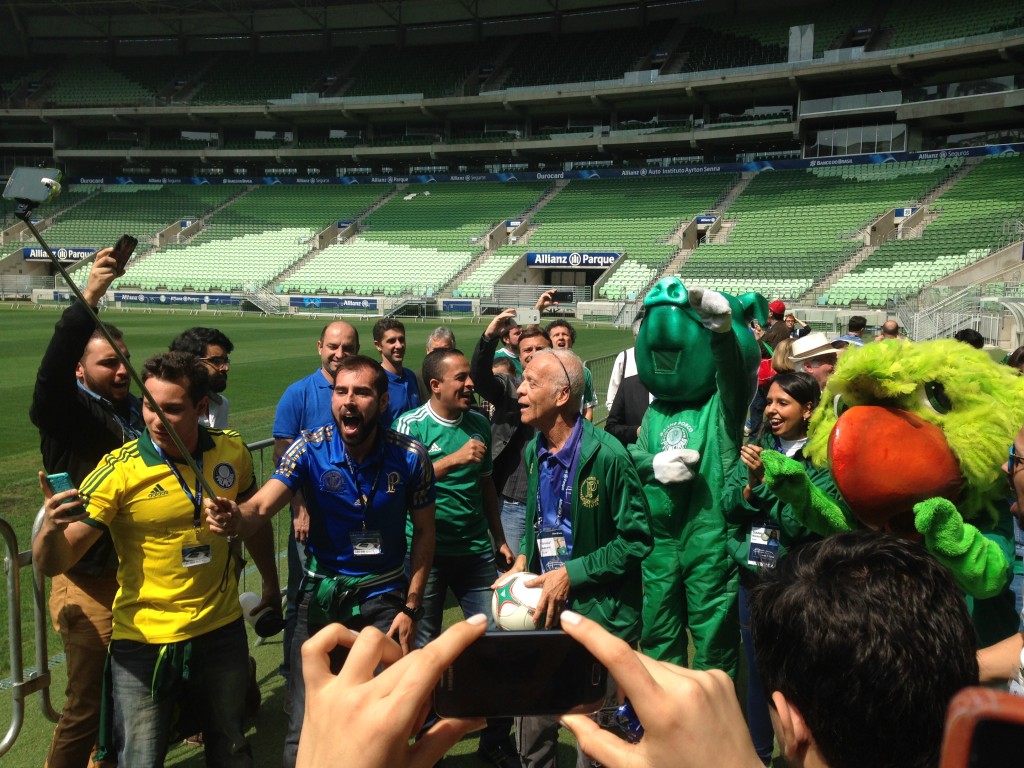 Ademir da Guia (centroi) foi festejado pelos torcedores no estádio. (Foto: Bruno Ceccon/Gazeta Press)