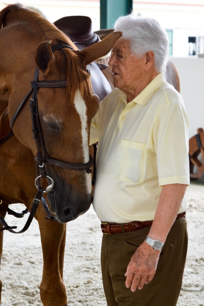 Dom Diogo afaga Baloubet: português sonha ver o neto João saltar no Rio-2016 (Foto: Fernando Dantas/Gazeta Press)