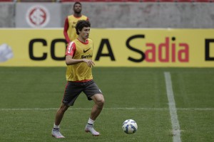 Apesar de ter sentido o tornozelo, Rodrigo Dourado deve jogar (foto: Divulgação/Internacional)