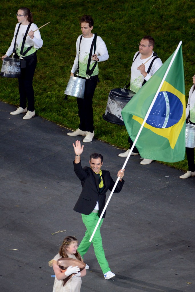 Rodrigo Pessoa foi porta-bandeira do Brasil na abertura de Londres-2012 (Foto: Gaspar Nóbrega/STR/Gazeta Press)