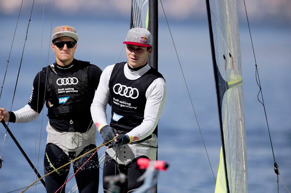 Erik Heil (esquerda) foi internado com inflamações após ter participado do evento-teste da vela na Baía de Guanabara (Foto: Divulgação)