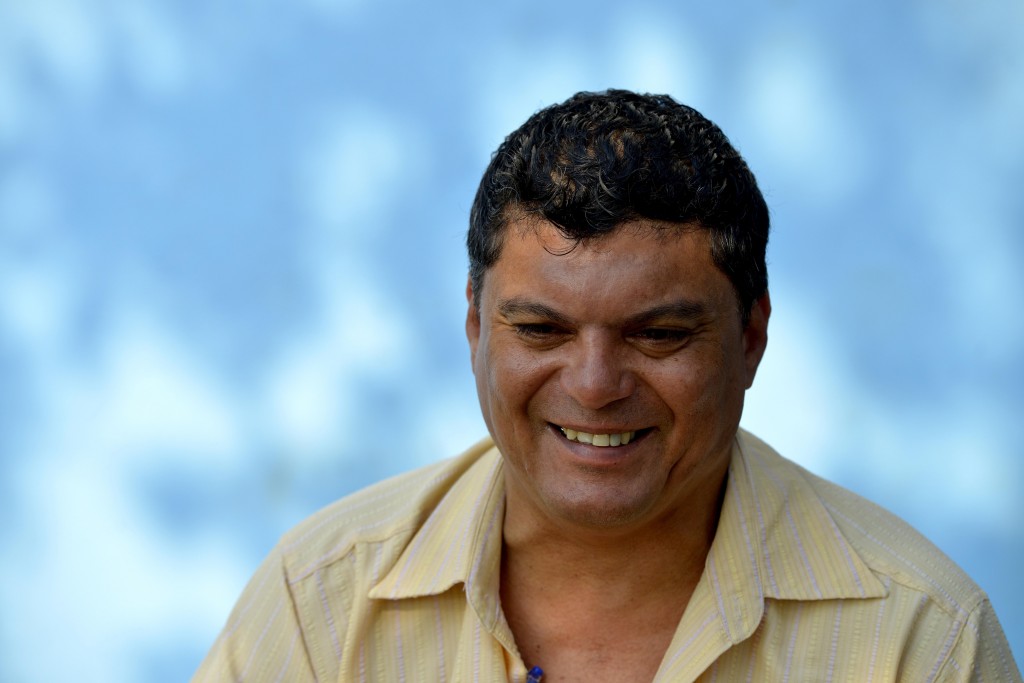 Embora quem apareça na mídia seja o padrasto Charles, Claudinho é o verdadeiro pai do campeão do mundo (Foto: Sergio Barzaghi/Gazeta Press)