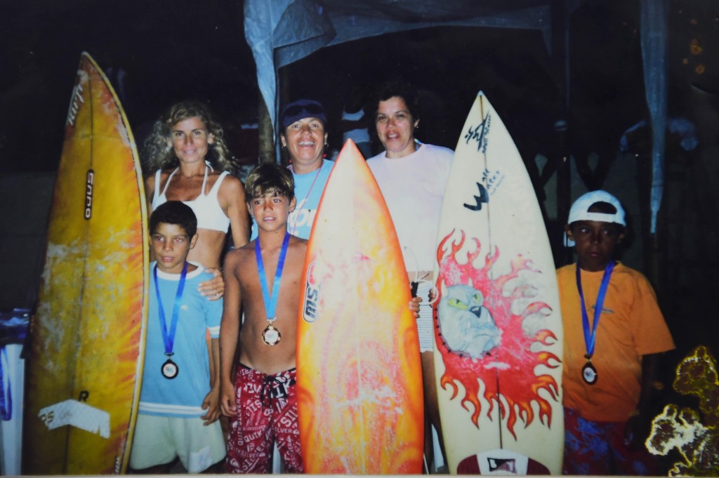 Gabriel Medina (centro) venceu campeonato organizado pela escola: surfista protagonizou algumas travessuras (Foto: Acervo Pessoal)