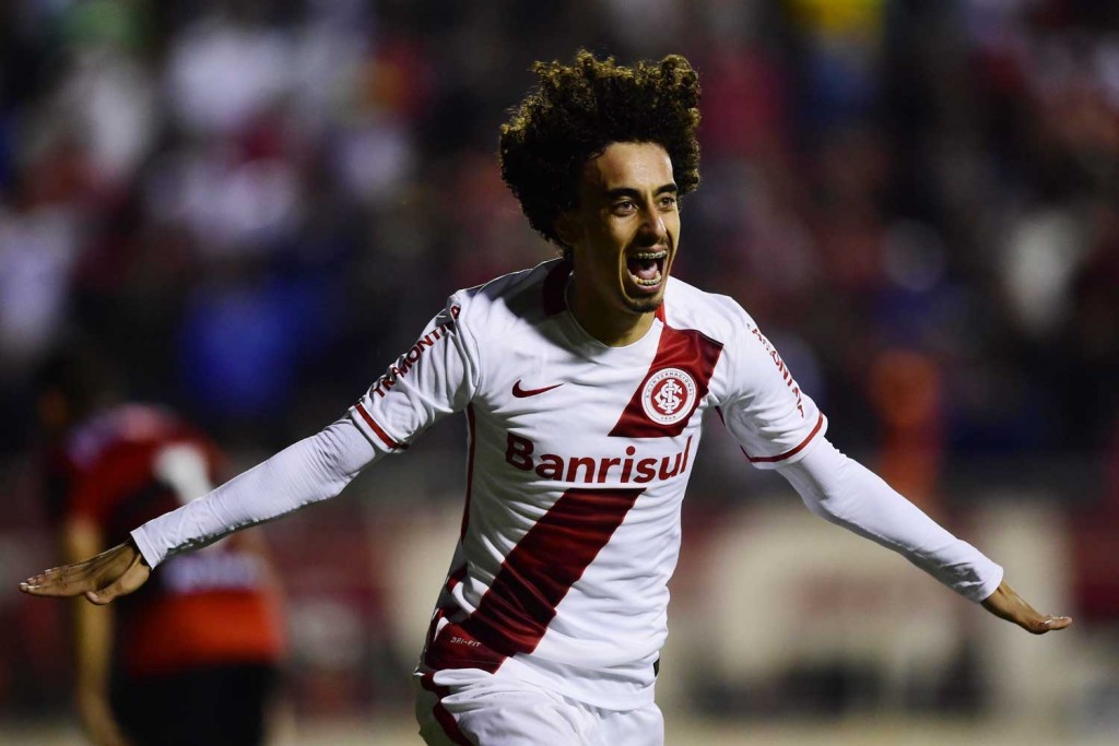 O meia Valdívia foi o responsável por abrir o marcador a favor do Internacional (Foto: Djalma Vassão/Gazeta Esportiva)