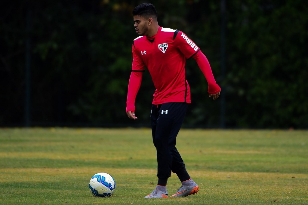 Melhor com a bola no chão, João Paulo tem sido pouco aproveitado (foto: Djalma Vassão/Gazeta Press)