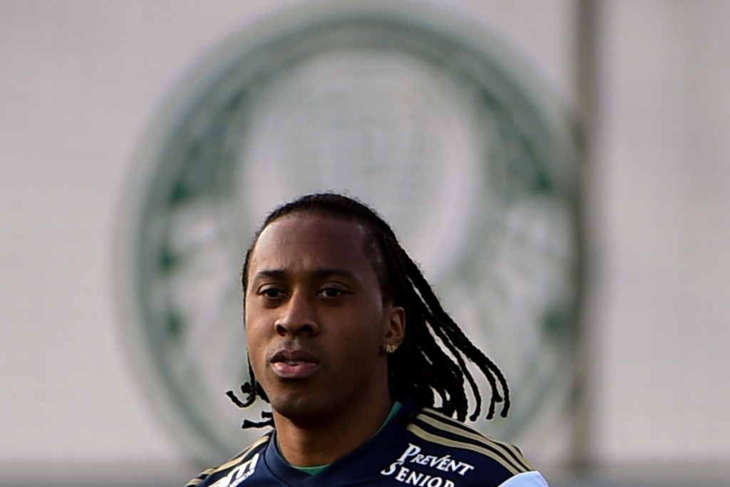 Lesão na coxa esquerda deve tirar volante do terceiro jogo seguido (Foto: Djalma Vassão/Gazeta Press)