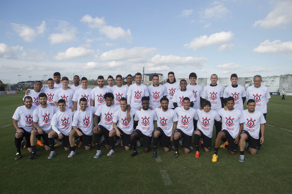 Antes do treino, jogadores posaram para campanha de doação de sangue (foto: Daniel Augusto Jr./Agência Corinthians)