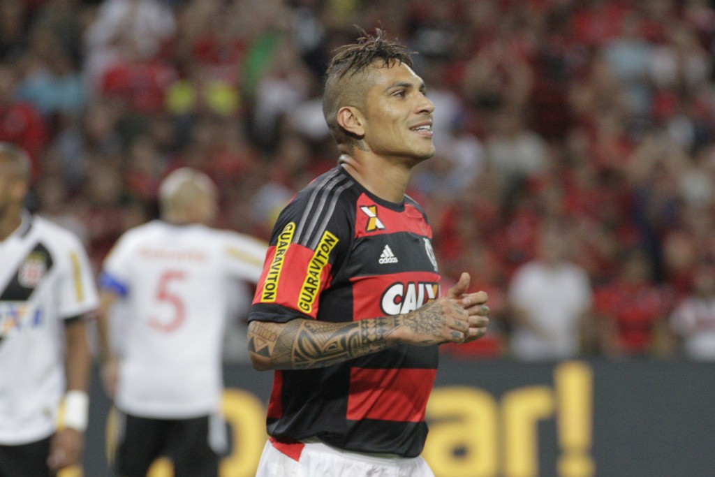 Um dos artilheiros do Flamengo no Brasileirão com três gols, Guerrero fica pelo menos três jogos de molho no início do returno (Foto: Gilvan de Souza/CRF)