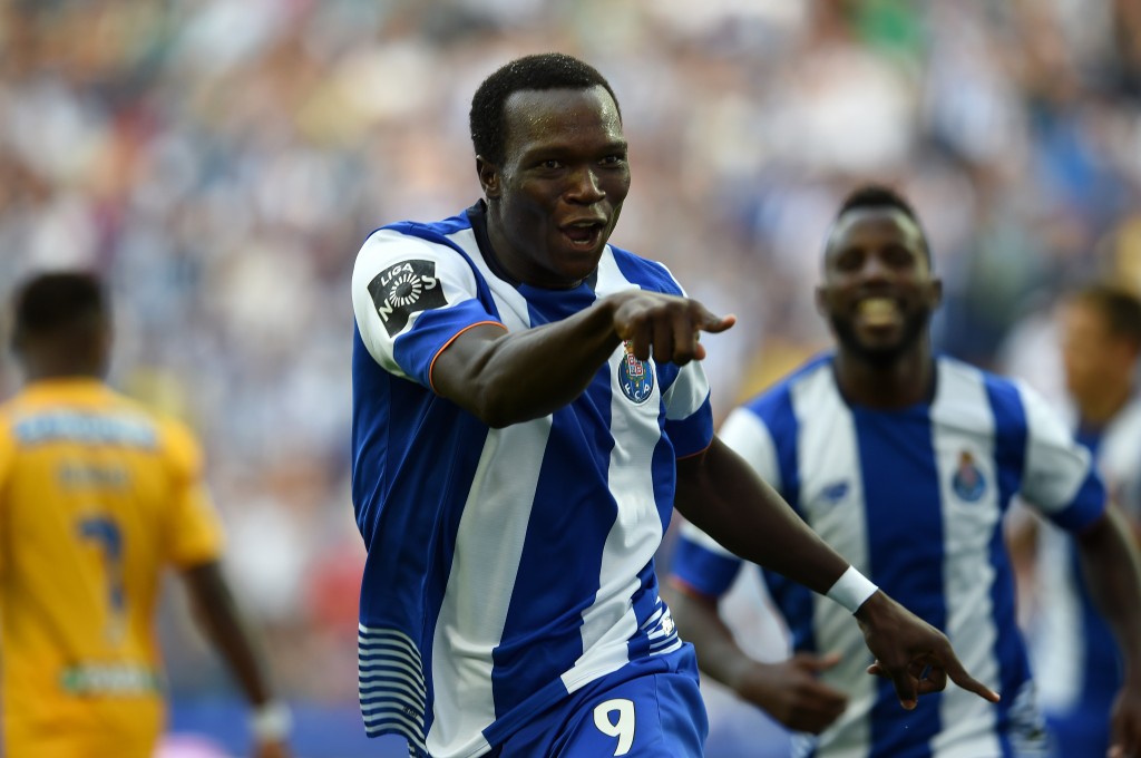 Aboubakar comemora seu gol que auxiliou o Porto na vitória por 2 a 0 sobre o Estoril, na terceira rodada do Português ( Foto: Francisco Leong/AFP)