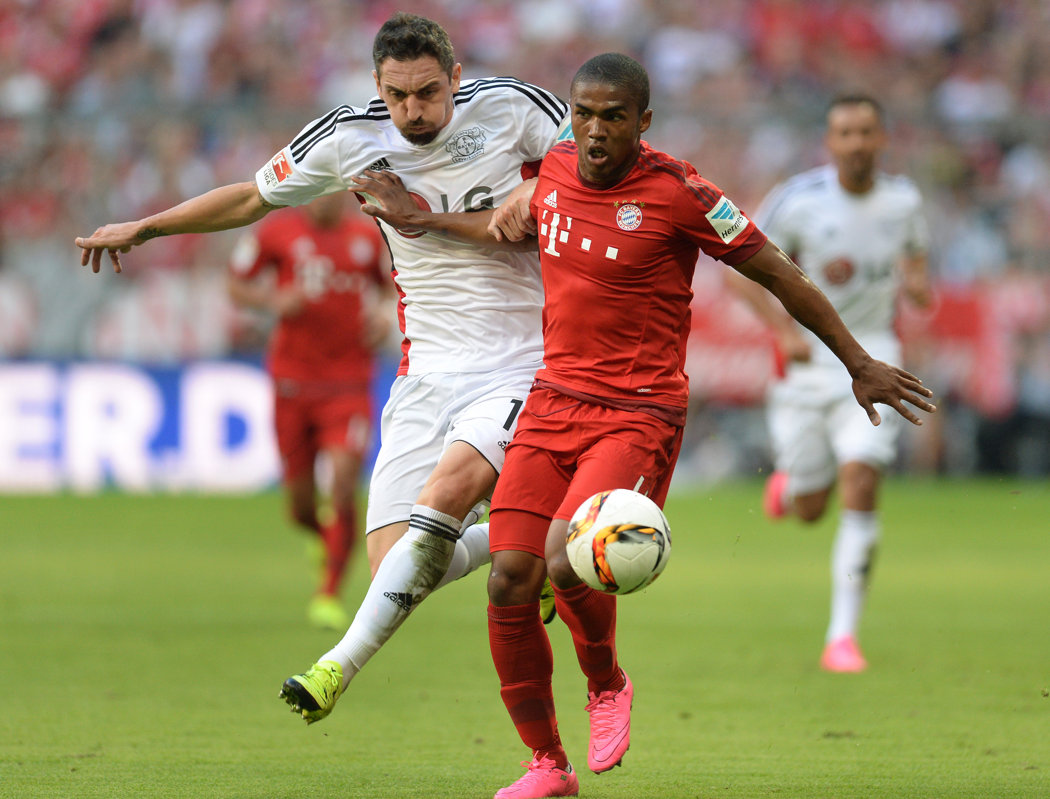 Jogando na posição de Ribéry, Douglas Costa voltou a ter bom desempenho (Foto: Christof Stache/AFP)