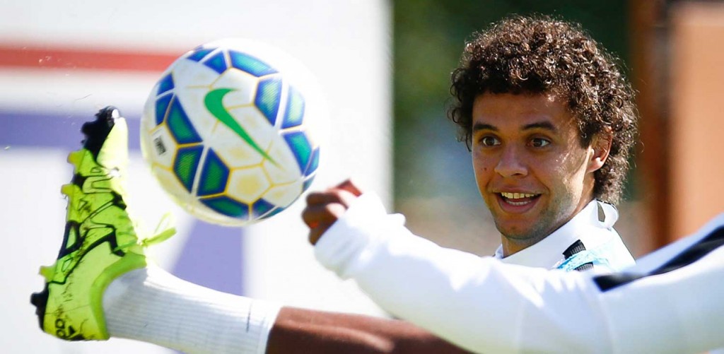 Victor Ferraz renovou seu contrato com o Santos até 2019 (Foto: Ricardo Saibun)