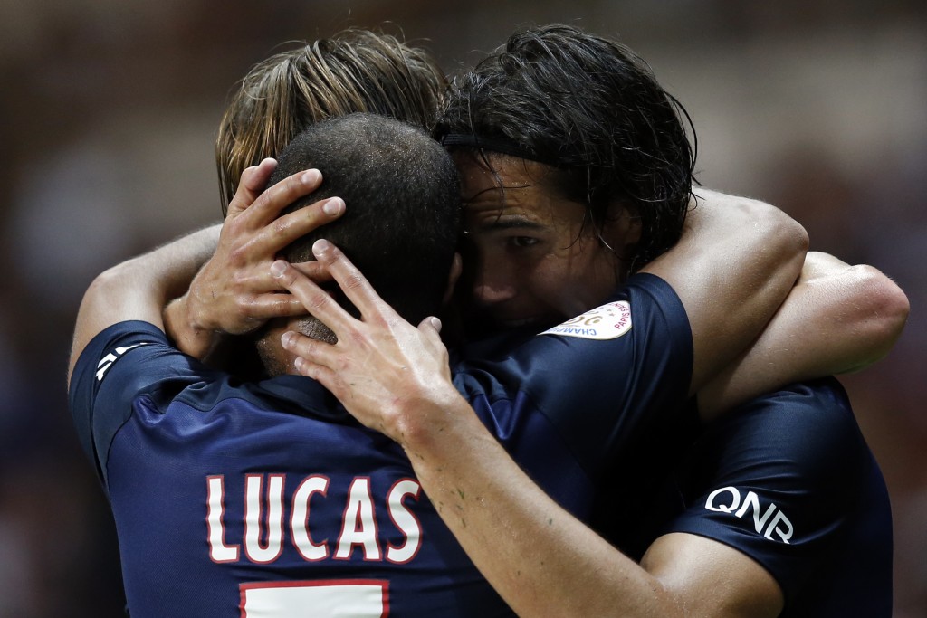 Cavani comemora com Lucas e a equipe do PSG a vitória sobre o Monaco, por 3 a 0, no Louis II (Foto: Valery Hache/AFP)